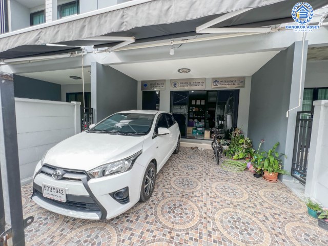 *****ทาวน์โฮมมือสองย่านนนทบุรีฯ ม.บ้านกลางเมือง รัตนาธิเบศร์ เนื้อที่กว้าง 18.10 ตร.ว. บ้านสไตล์ home office หน้าบ้านไม่ชนกับใคร พร้อมฟังก์ชัน 3 ห้องนอน 3 ห้องน้ำ ที่จอดรถ 2 คัน บนทำเลแห่งการเดินทาง ใกล้รถไฟฟ้าสายสีม่วง "สถานีบางกระสอ" และทางด่วน "ศรีรัช"